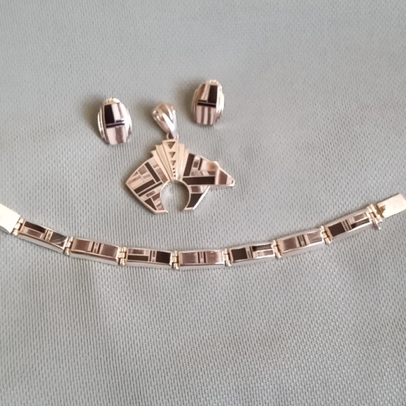 NATIVE AMERICAN STERLING SILVER INLAY BLACK ONYX AND SHELL TUXEDO BRACELET - Picture 8 of 8